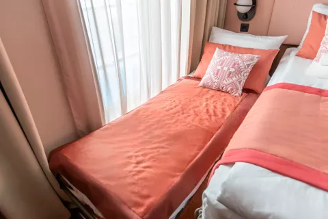 Каюта Полулюкс+ с балконом (средняя палуба)